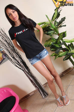 Fat Brunette In Flip Flops Porn - Clothed brunette Daniela frees her pretty feet from flip flop sandals - Sex  Room XXX