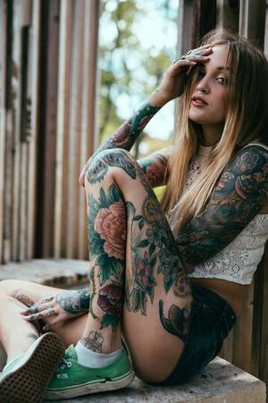 Beautiful Tattooed Women Hot Porn - Sexy skater-girl with perfect flower tattoos on legs. Great photo, beautiful  girl and excellent inks - it's Jack Pot!