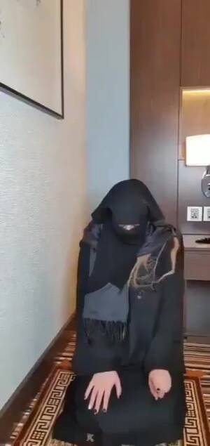 Busty Hijab Porn - Busty Hijab Arab Girl Praying & Flashing Big Tits - Hij - ThisVid.com in  italiano
