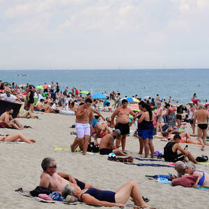 france naturist beach sex - Bare Breasts on French Beaches? You Can, Despite Police Warnings - The New  York Times