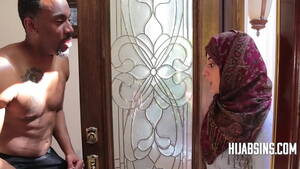 Arab Porn Dubai Dude - Arabic Hoe In Hijab Fucks A Black Dude In Her Neighborhood - XVIDEOS.COM