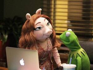 Miss Piggy Lesbian Porn - Muppet Fans Call Kermit's New Girlfriend a 'Homewrecker'
