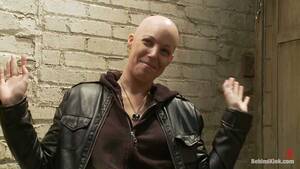 Hollie Stevens - Gwiazda porno zachorowaÅ‚a. Jej przyjaciÃ³Å‚ka zbiera dla niej pieniÄ…dze.  Zgadnijcie, jak