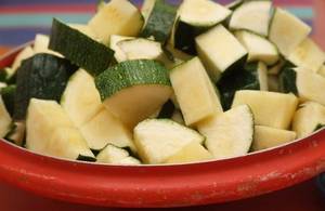 Kleines Kind - Auf ein KÃ¼chentuch, meinetwegen auch ein Schneidbrett, einen Teller oder so  werfen, Salz drÃ¼berstreuen. Das entzieht der Zucchini das Wasser, ...