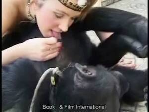 Girl Fucks Chimpanzee - Fuck-hungry Indian woman adores giving head to a monkey - LuxureTV