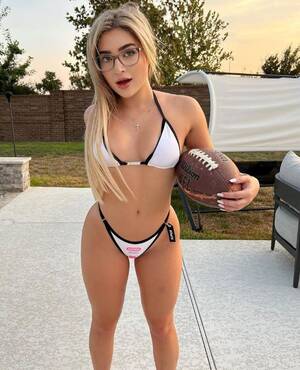 Albanian Porn Star Girl - A big fan of basketball and golf, the Albanian porn star shines as a  teacher (Photos) - Showbiz