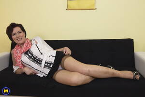 housewife herself - Horny housewife playing with herself - Mature.nl