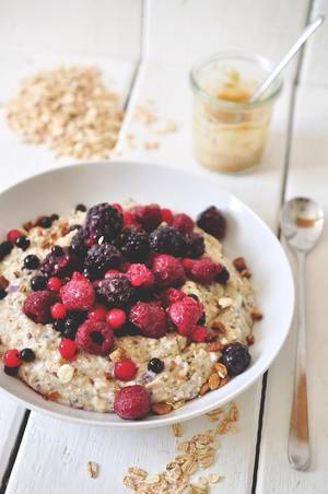 Hot Oatmeal Porn - fluffy oatmeal with berries and peanut butter