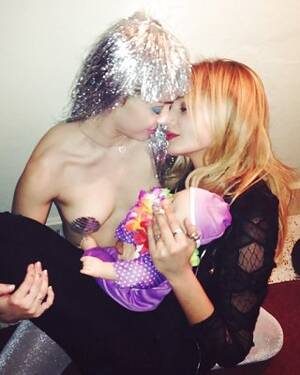 Miley Cyrus Kissing Porn - Miley Cyrus Topless Pasties Lesbian Kiss Porn Pictures, XXX Photos, Sex  Images #2091285 - PICTOA