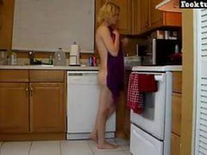 Mommy Tease Porn - Hot Mom Teasing Son In Kitchen : XXXBunker.com Porn Tube