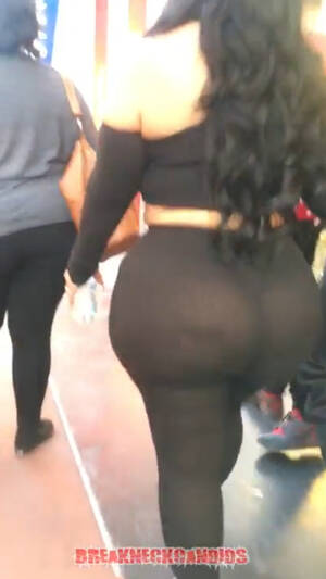candid huge anal - HUGE ASS IN LEGGINGS CANDID - ThisVid.com æ—¥æœ¬èªžã§