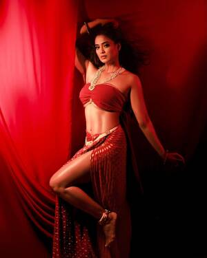 bollywood actress shweta tiwari xxx - Shweta Tiwari in red hot bralette and fusion skirt sets Instagram on fire -  India Today