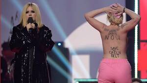 avril lavigne upskirt - Avril Lavigne Confronts Topless Stage Crasher at Juno Awards (Video)