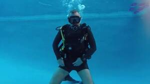 Diving Bear Porn - Underwater: Scuba Diver Cums Underwater - ThisVid.com