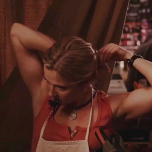 Linda Cardellini Lesbian Porn - Linda Cardellini.... I mean just... look at her! : r/actuallesbians