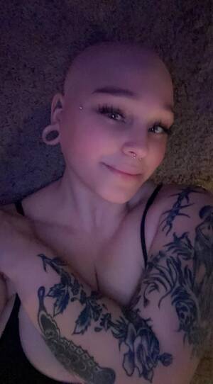 Alopecia Porn - i have alopecia and have complete body hair loss meaning i don't have  eyebrows or lashes or body hair but hey, on the bright side i haven't had  to shave my legs