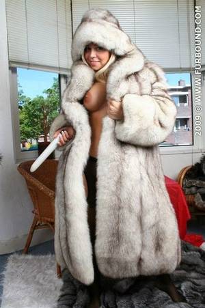 fur coat - Fox Fur, Bed, Fur Coats, Uggs, Beautiful Women, Pigs, Fox, Furs, Good  Looking Women