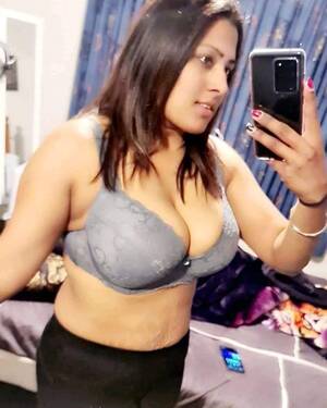 big tit indian bhabhi - Big Tits Indian Porn Delhi Bhabhi Showing Big Boobs in Bra Photo -
