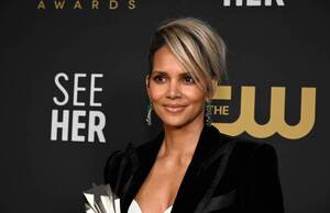 Halle Berry Porn Stories - Halle Berry Falls On Stage At Charity Event
