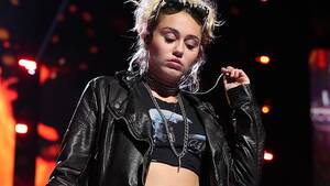 Miley Cyrus Nude Lesbian - Miley Cyrus: I don't feel straight and I don't feel gay - BBC News