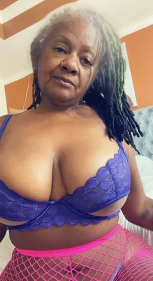 Ebony Grandma Porn - Sexy ebony granny quick titty shake - ThisVid.com