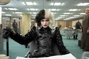 Emma Stone Femdom Porn - Does Emma Stone look like a dominatrix in this shot from Cruella (2021)? :  r/teenagers