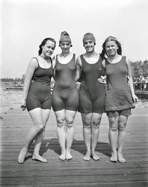 fat nudist girls pageants - Women at a swimming competition on the Charles River, Boston, MA, 1919 :  r/TheWayWeWere