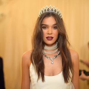 Hailee Steinfeld Porn Captions - Hailee Steinfeld's Beauty Evolution: From Child Actress to Chart | Teen  Vogue