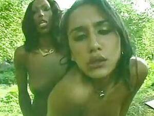 ebony tranny fucks latina - Ebony shemale queen fucks a Latina tranny in the open - Tranny.one