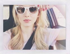 Dove Cameron Glasses Lesbian - Dove Cameron