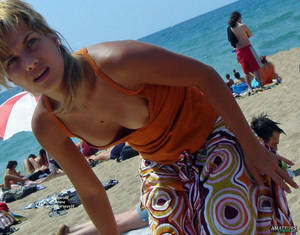 beach voyeur bent over - bent over babe showing nipple in candid pic at beach