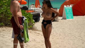beach boobs voyeur - Huge boob hotwife at the beach - XVIDEOS.COM
