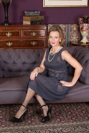 Classy Rich Lady Porn - Rich Women Porn Pics & Naked Photos - PornPics.com