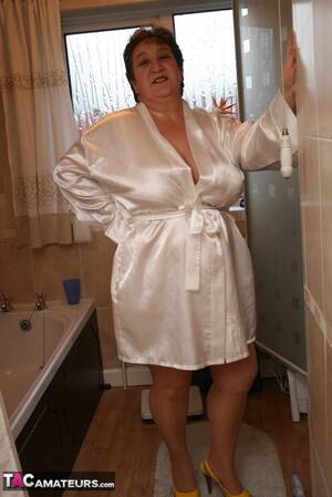 Mature Robe Porn - Mature BBW takes off her white robe and gets her plus size body wet wearing  her