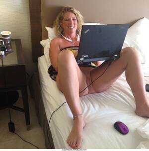 Mature Watching Porn - WifeBucket | Naked wives watching their favorite porn!