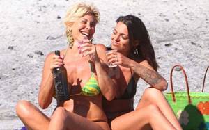 Milly D Abbraccio - La porno diva Milly D'Abbraccio festeggia dopo l'arresto