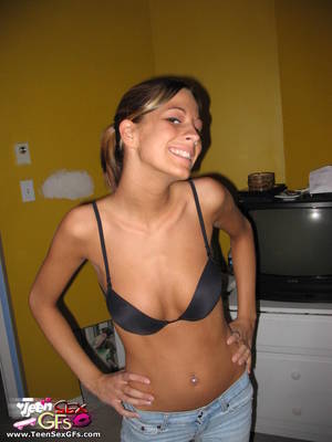 homemade girlfriend share - Don't know why she keeps all these porn photos, though I told her not to.  Well then, why don't we share these private sex pictures with everybody?