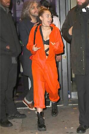 bbw fuck miley cyrus - MILEY CYRUS: TRYING TOO HARD TO BE COOL â€“ Janet Charlton's Hollywood,  Celebrity Gossip and Rumors