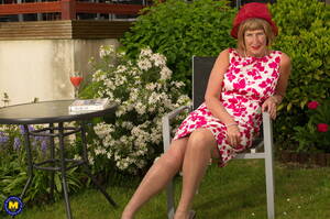 British Porn Mature Garden - Hot British housewife masturbating in her garden! - Mature.nl