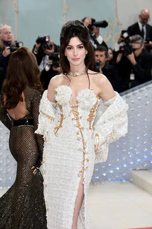 Anne Hathaway Bdsm Porn - Anne Hathaway Wears Versace Dress With a Major Leg Slit to Met Gala 2023