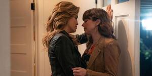 Linda Cardellini Lesbian Porn - Dead to Me's Bisexual Storyline Epitomizes 'Casual Queerness'