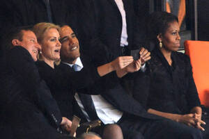 Michelle Obama Fucking Bill Clinton - Michelle not amused by Obama's memorial selfie