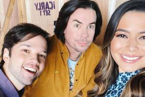 Miranda Cosgrove Sex Tapes Of Celebrities - Miranda Cosgrove is all smiles in the first on-set photo from the 'iCarly'  revival series : r/television