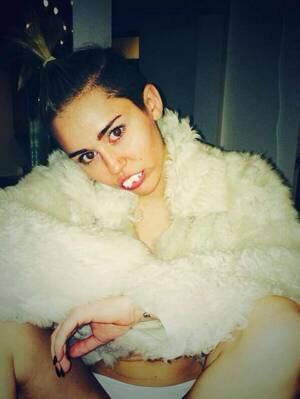 Miley Cyrus Cei Porn - Miley Cyrus ÅŸocheazÄƒ din nou! S-a fotografiat mai mult dezbrÄƒcatÄƒ ÅŸi cu  spume la gurÄƒ. Fanii sunt disperaÅ£i: \