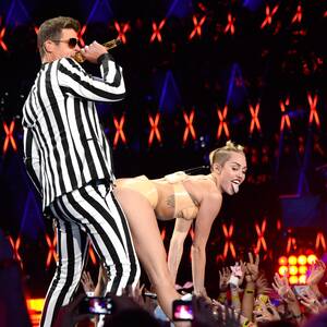 Miley Cyrus Robin Thicke Porn - Miley Cyrus twerks, gets freaky with Robin Thicke