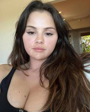 Disney Porn Selena Gomez Futa - Selena Gomez's Makeup-Free Selfie Was Also a Tribute to Miley Cyrus