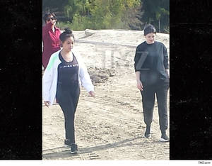 25 Year Old Pregnant Porn - STOP THE PRESSES ... a pregnant Kylie Jenner's been spotted out in the real  world for the first time since September!!!