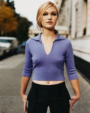 Julia Stiles - Julia Stiles, 90's fine knitted and cropped with polo collar v-neck