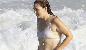 Barrymore Drew Pussy Miley Cyrus - Drew Barrymore Wet Pokies at the Beach! - The Nip Slip
