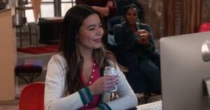 Icarly Porn Accident - The new iCarly is weirdly good. There is a certain comfort in revisiting  these characters at this point in their lives. : r/television